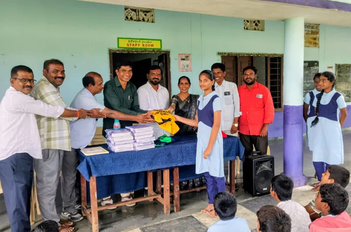 పెద్దబడి విద్యార్థులకు దుస్తుల పంపిణి