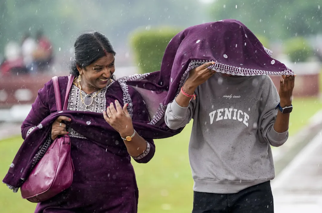 వాతావరణంలో అనూహ్య మార్పు.. ఆరెంజ్ అలర్ట్