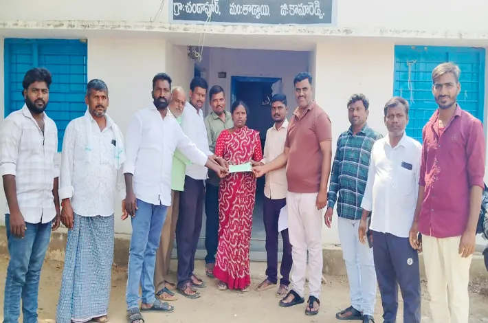 లబ్ధిదారురాలుకు కల్యాణ లక్ష్మి చెక్కు పంపిణీ