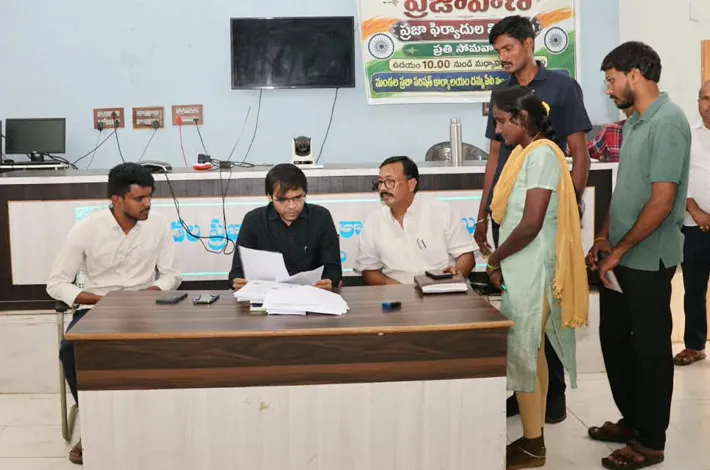 ప్రజావాణి దరఖాస్తులకు సత్వర పరిష్కారం చూపాలి