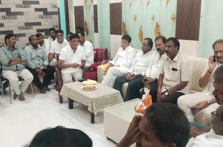ముత్తారం మాజీ జడ్పీటీసీ జగన్మోహన్ రావును పరామర్శించిన మంత్రి శ్రీధర్ బాబు