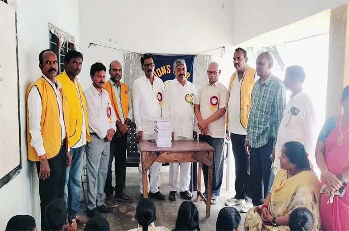 దాతల సహకారంతో విద్యార్థులకు చూచిరాత పుస్తకాల పంపిణీ 