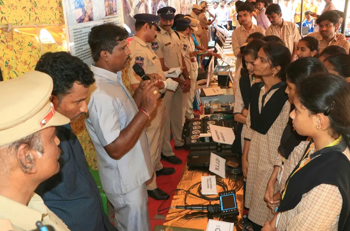 పోలీస్ శాఖలోని వివిధ విభాగాల పనితీరుపై విద్యార్థులకు అవగాహన