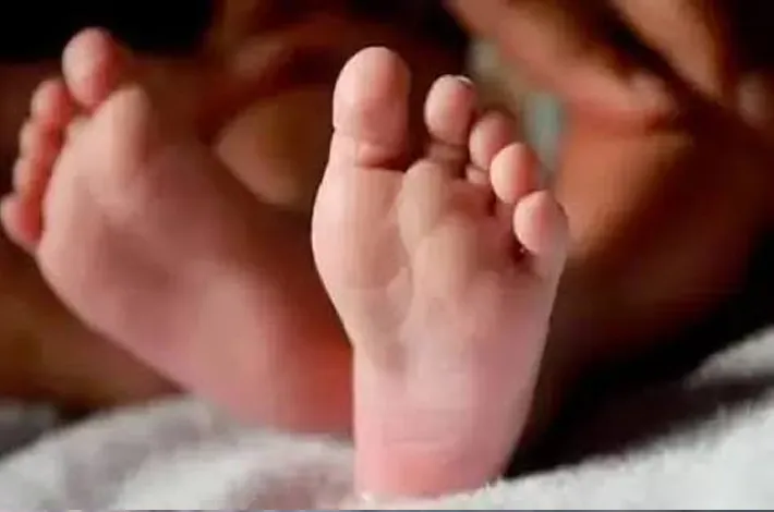 రోడ్డుపై పసికందు.. కాపాడిన పోలీసులు