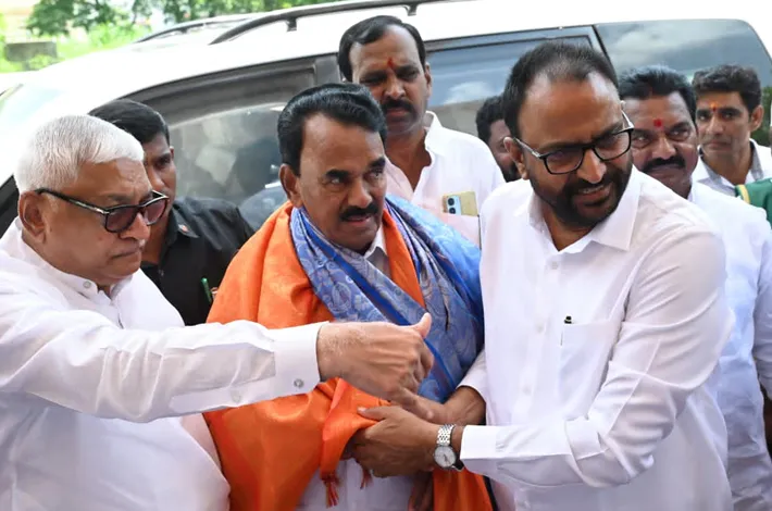 మంత్రి జూపల్లిని కలిసిన కాంగ్రెస్ నేత హరిరావు