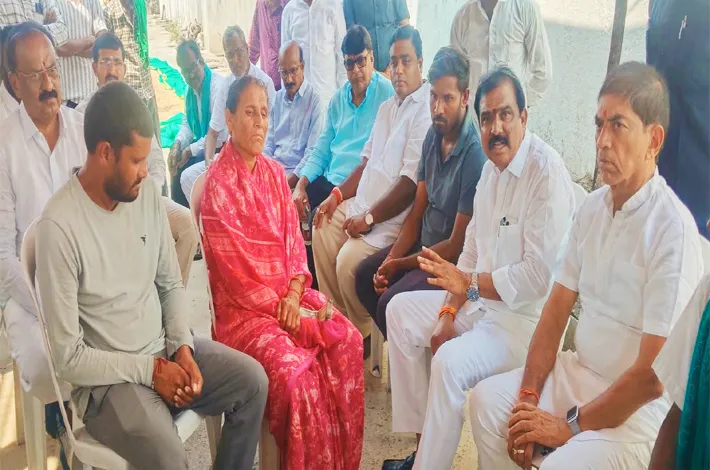 రైతుల ఆత్మహత్యలకు ప్రభుత్వమే బాధ్యత వహించాలి