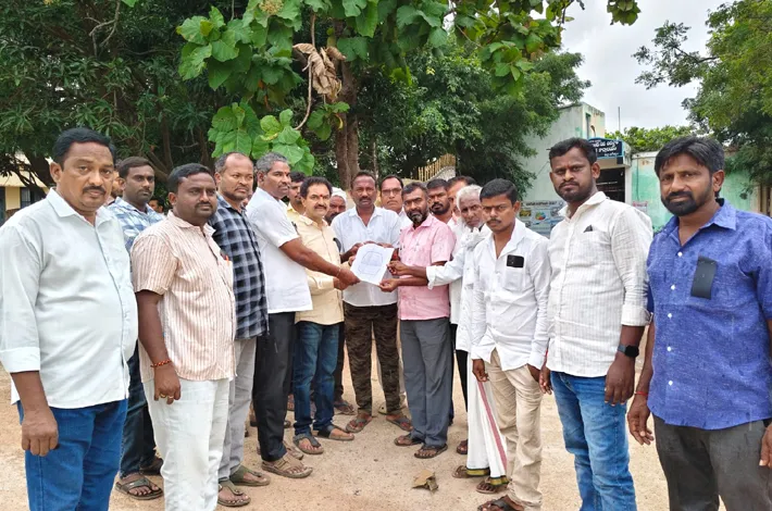 మాజీ ఎంపీపీ వ్యాఖ్యలను ఖండిస్తూ జర్నలిస్టుల నిరసన