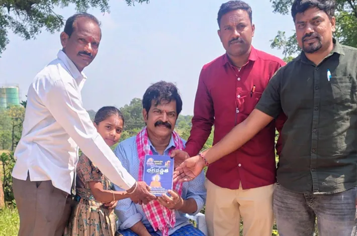 హీరో బ్రహ్మాజీకి త్రైత సిద్ధాంత భగవద్గీత అందజేత