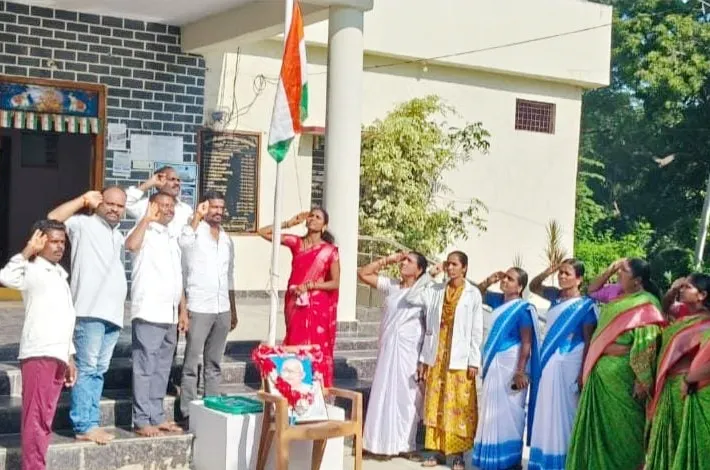 జాతీయ పతాకాన్ని ఆవిష్కరించిన సర్పంచ్ అక్షర శ్రీనివాస్ 
