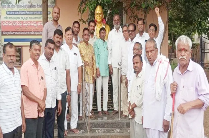 ఆచార్య కొండా లక్ష్మణ్ బాపూజీ అందరికీ ఆదర్శం