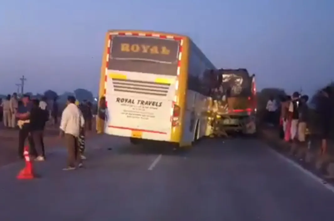 బస్సు-ట్రక్కు ఢీ