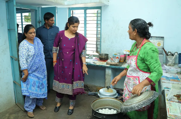 హాస్టల్ లో వసతులు మెరుగ్గా ఉండాలి