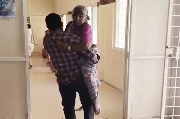 వంద పడకల దవాఖానలో కరువైన వీల్ చైర్
