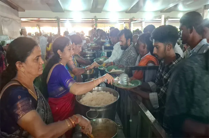 కర్ర గణపతికి నిర్మల్ మున్సిపల్ చైర్ పర్సన్ పూజలు 