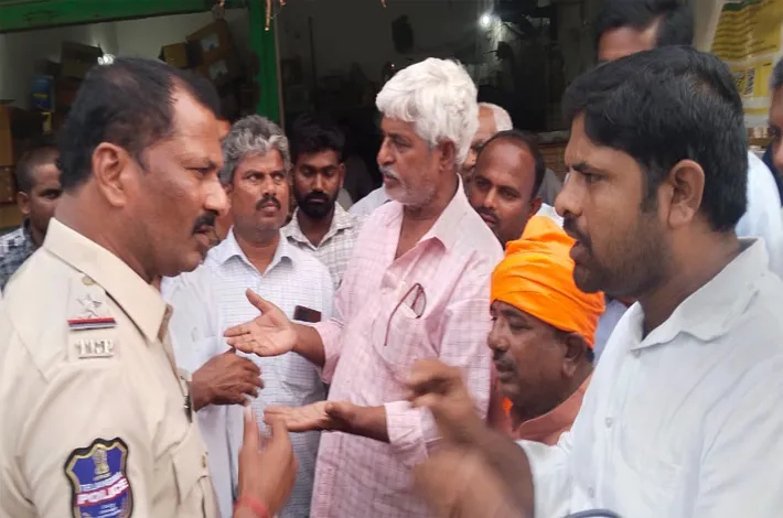 రైతుకు న్యాయం చేయాలని రైతు డిపో ఎదుట ధర్నా