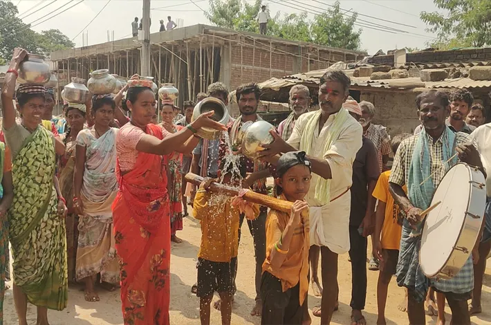 వర్షాలు కురవాలని కప్పతల్లికి జలాభిషేకం 