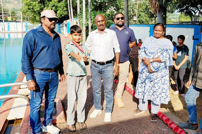 జిల్లా స్థాయి స్విమ్మింగ్ పోటీల్లో బంగారు పథకం సాధించిన అగ్రజ్