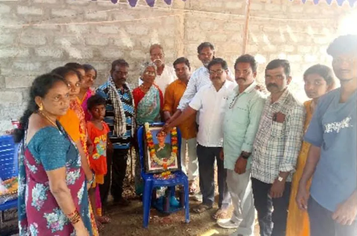 దామల్ల లచ్చమ్మ చిత్రపటానికి ఘన నివాళులు