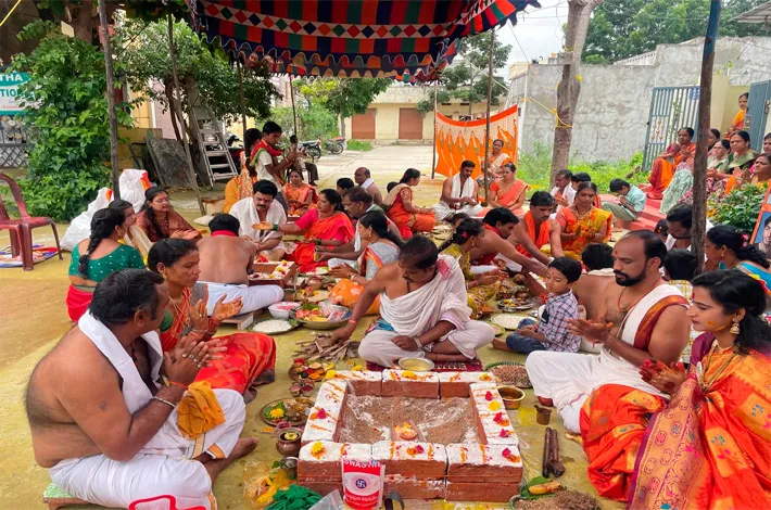 గణపతి మండపం వద్ద హోమం, అన్నదానం 