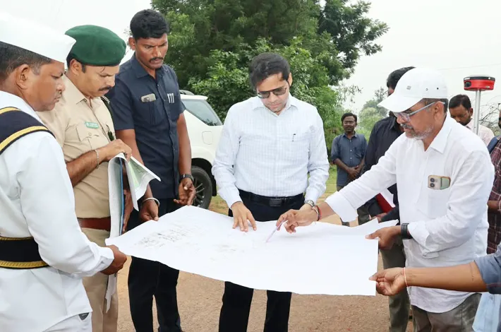 రామవరం భూ రీ-సర్వే పనులను పరిశీలించిన కలెక్టర్ అంకిత్