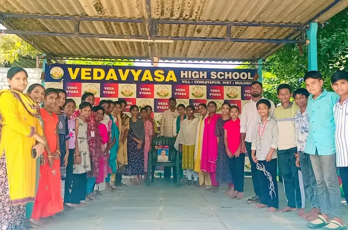 గాంధీజీ ఆశయాలను ఆచరించాలి