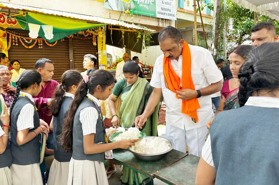 తొమ్మిది రోజులు అన్నదానం