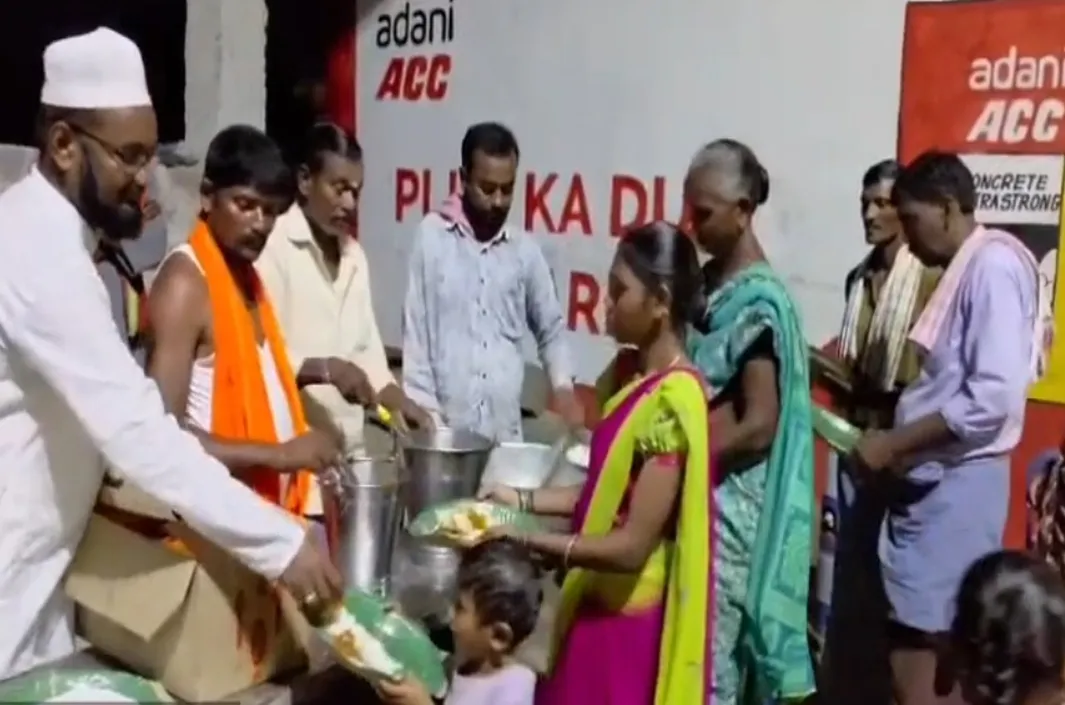 వినాయక మండపం వద్ద ముస్లిం సోదరుల అన్నదానం