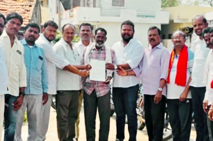 బాధిత కుటుంబానికి సీఎంఆర్‌ఎఫ్‌ చెక్కు అందజేత