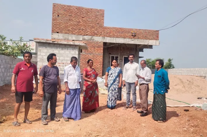 ఇందిరమ్మ ఇళ్లను పరిశీలించిన ఎంపీడీఓ