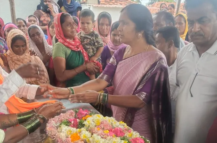 బాధిత కుటుంబాలకు మాజీ ఎమ్మెల్యే భరోసా