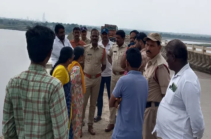 కృష్ణానదిపై నిమజ్జన ఘాట్‌ను పరిశీలించిన అధికారులు