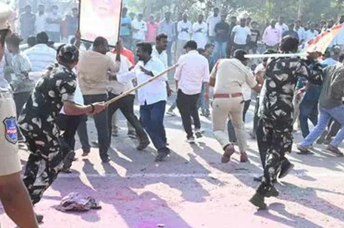 గజ్వేల్‎లో టెన్షన్.. కాంగ్రెస్, బీఆర్ఎస్ తోపులాట