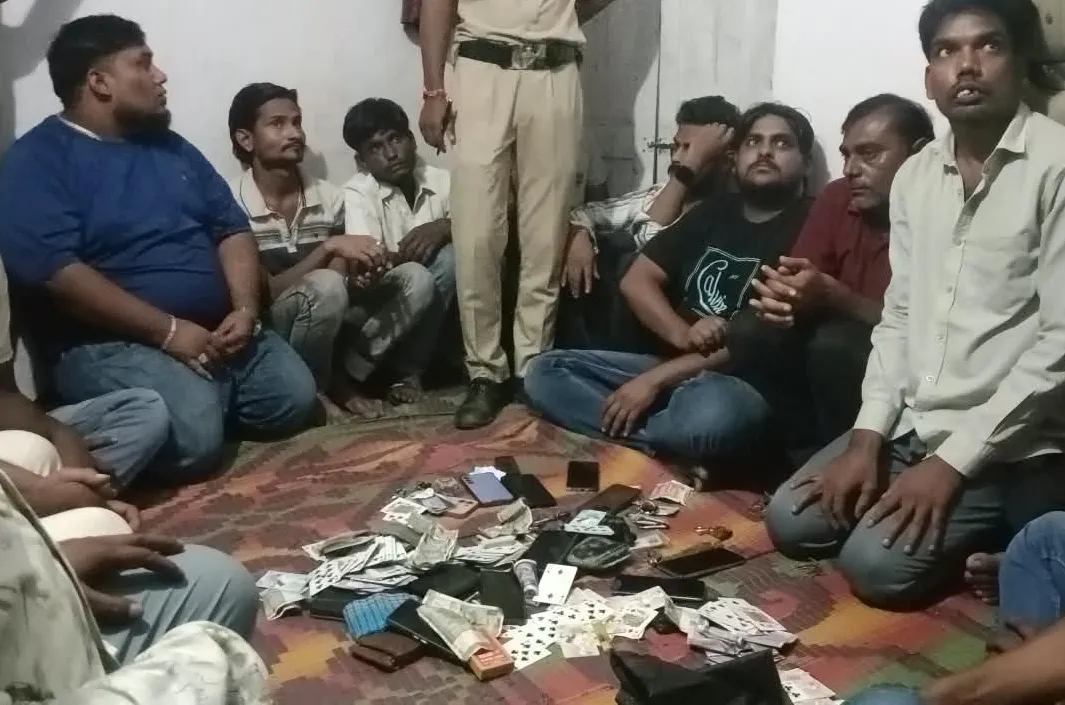 పేకాటరాయులను పట్టుకున్న ఎస్సై అరుణ్ కుమార్