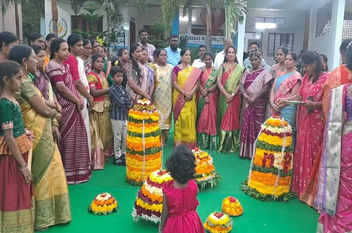 బతుకమ్మ పండుగ తెలంగాణ సంస్కృతి, సంప్రదాయాలకు ప్రతీక