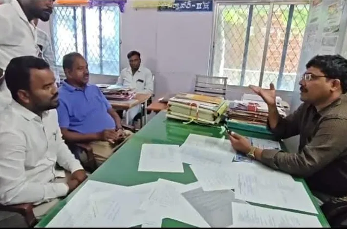తహసీల్దార్ సంగ్రామ్‌రెడ్డిని నిలదీసిన మాజీ ఎమ్మెల్యే