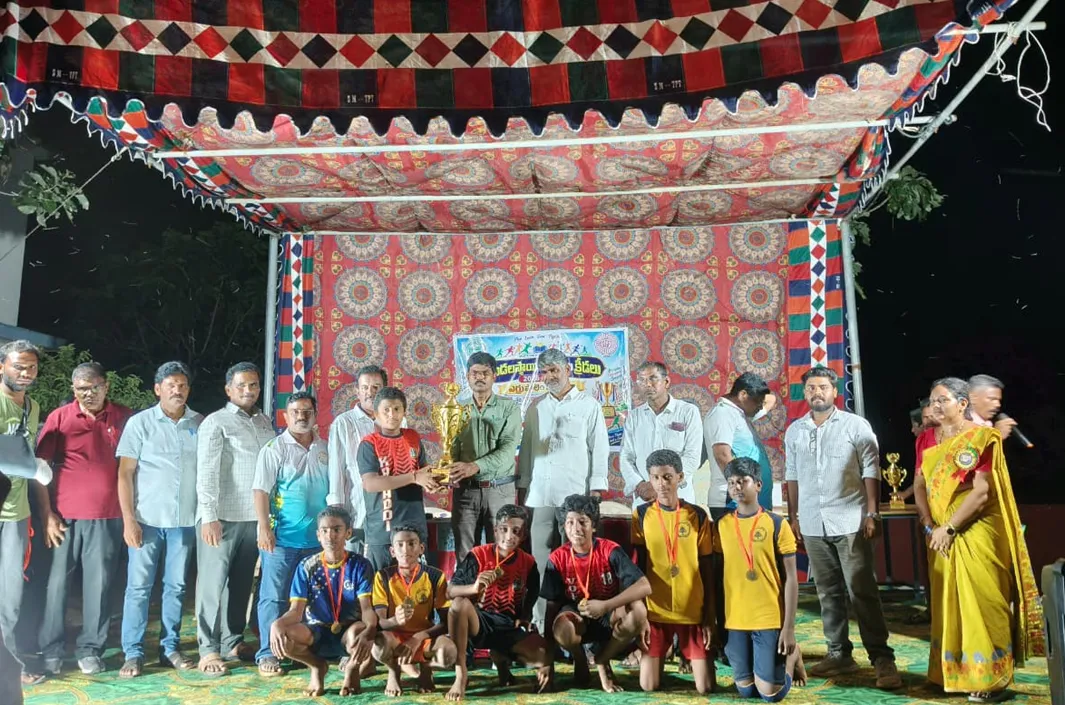 వాలీబాల్ విన్నర్స్ ఎస్ వి అకాడమీ విద్యార్థులు
