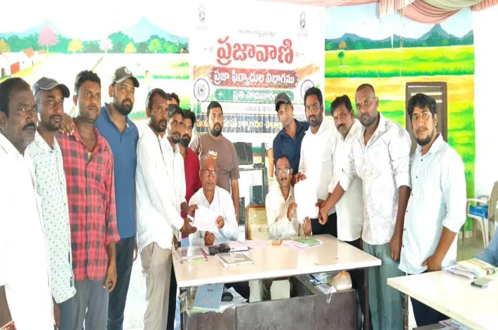 కాంగ్రెస్ ప్రభుత్వం ఇచ్చిన హామీలు నెరవేర్చాలి
