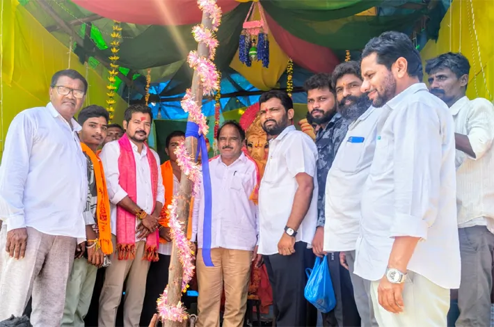 వినాయక మండపాల వద్ద ప్రత్యేక పూజలలో పాల్గొన్న పిల్లుట్ల రఘు