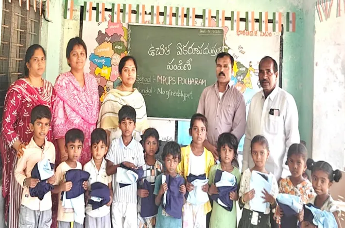 విద్యార్థులకు ఏకరూప దుస్తుల పంపిణీ