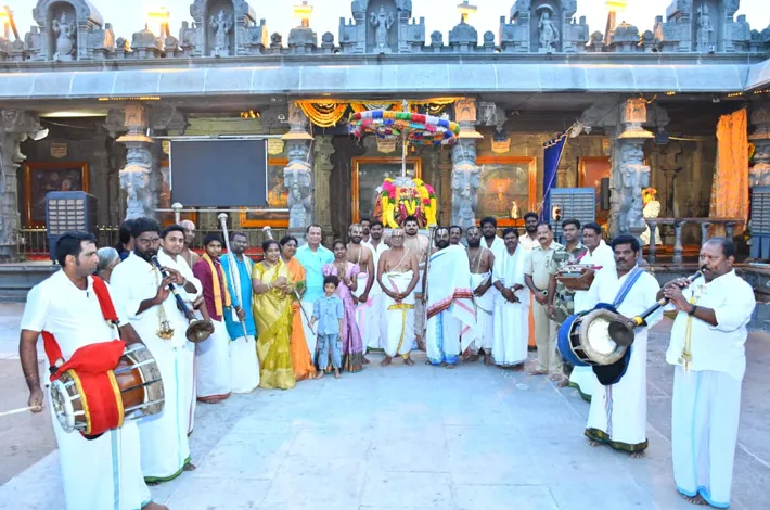 ఆండాళ్ అమ్మవారికి ఊంజల్ సేవ