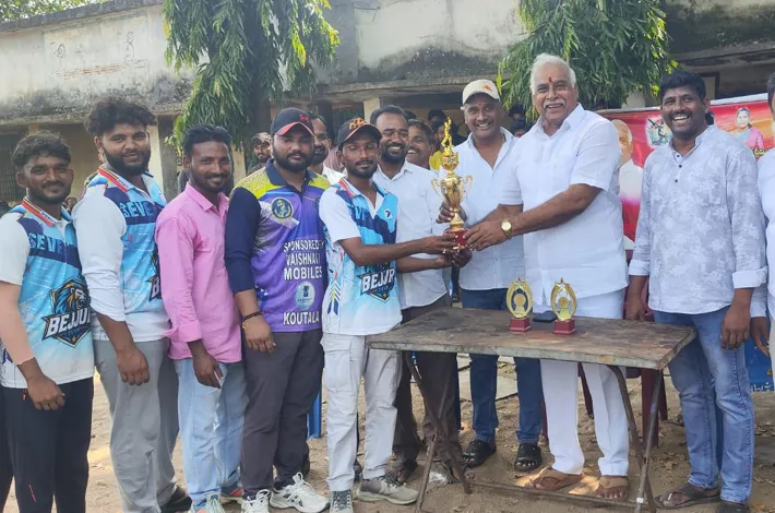 విజేతలకు బహుమతులు అందించిన మాజీ ఎమ్మెల్యే