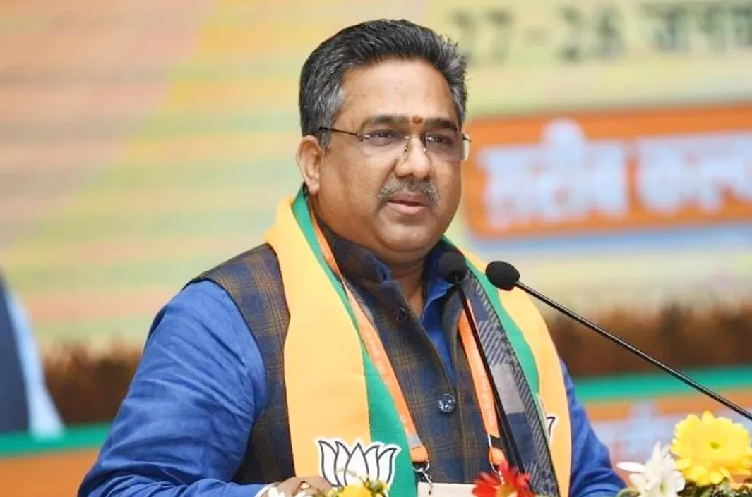 పని చేయకపోతే పదవులు ఎందుకు?