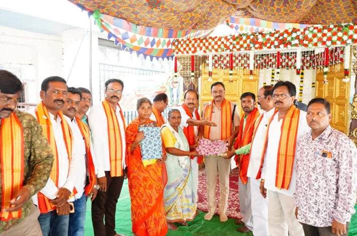 రాయపూడి ఆర్యవైశ్య మిత్రమండలి ఆధ్వర్యంలో చీరల పంపిణీ
