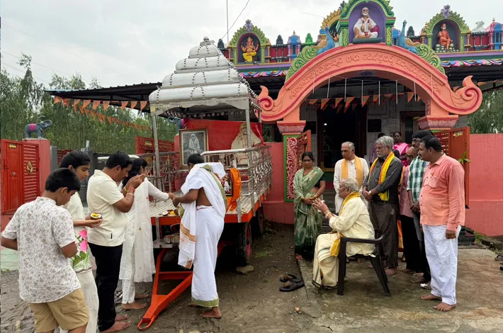 సాయిబాబా ఆలయానికి రూ.3.5 లక్షల రథం బహూకరణ