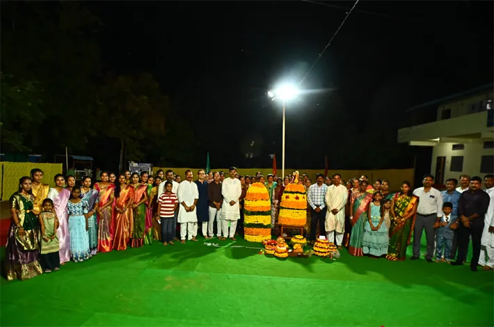 బతుకమ్మ సంబరాల్లో పోలీస్ బాస్