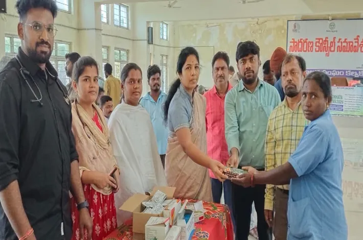 కార్మికులకు హెల్త్ క్యాంప్.. రక్షణ పరికరాల పంపిణీ