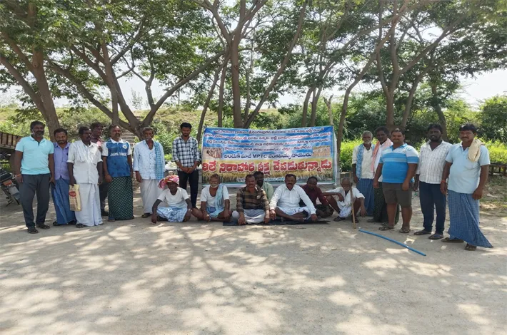 వడ్ల కొనుగోలు కేంద్రం కోసం రిలే నిరాహార దీక్ష