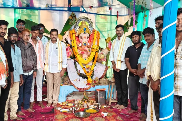 గణేష్ మండపాలను దర్శించిన మాజీ మున్సిపల్ చైర్మన్