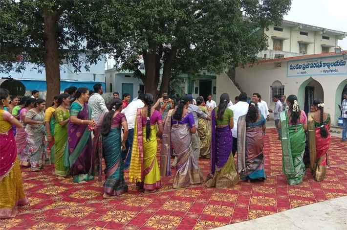 ఇల్లెందు ఎంపీడీవో ఆఫీస్‌లో బతుకమ్మ సంబరాలు