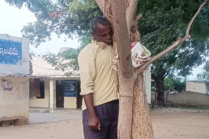 తహశీల్దార్ కార్యాలయం ఆవరణలో రైతు మృతి 